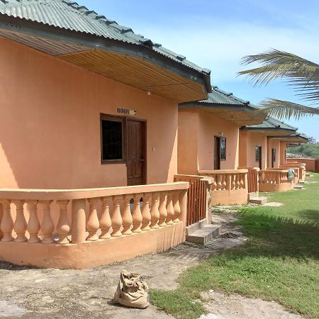 Comfort Beach Resort Biriwa Bagian luar foto