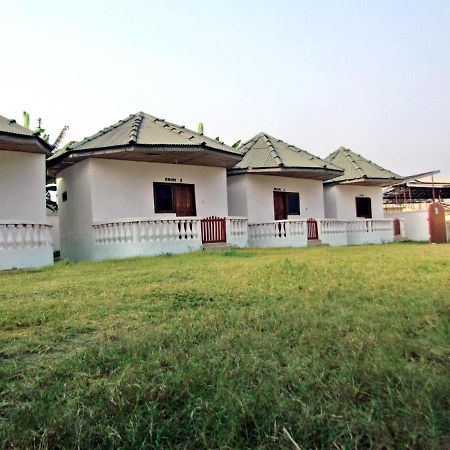 Comfort Beach Resort Biriwa Bagian luar foto
