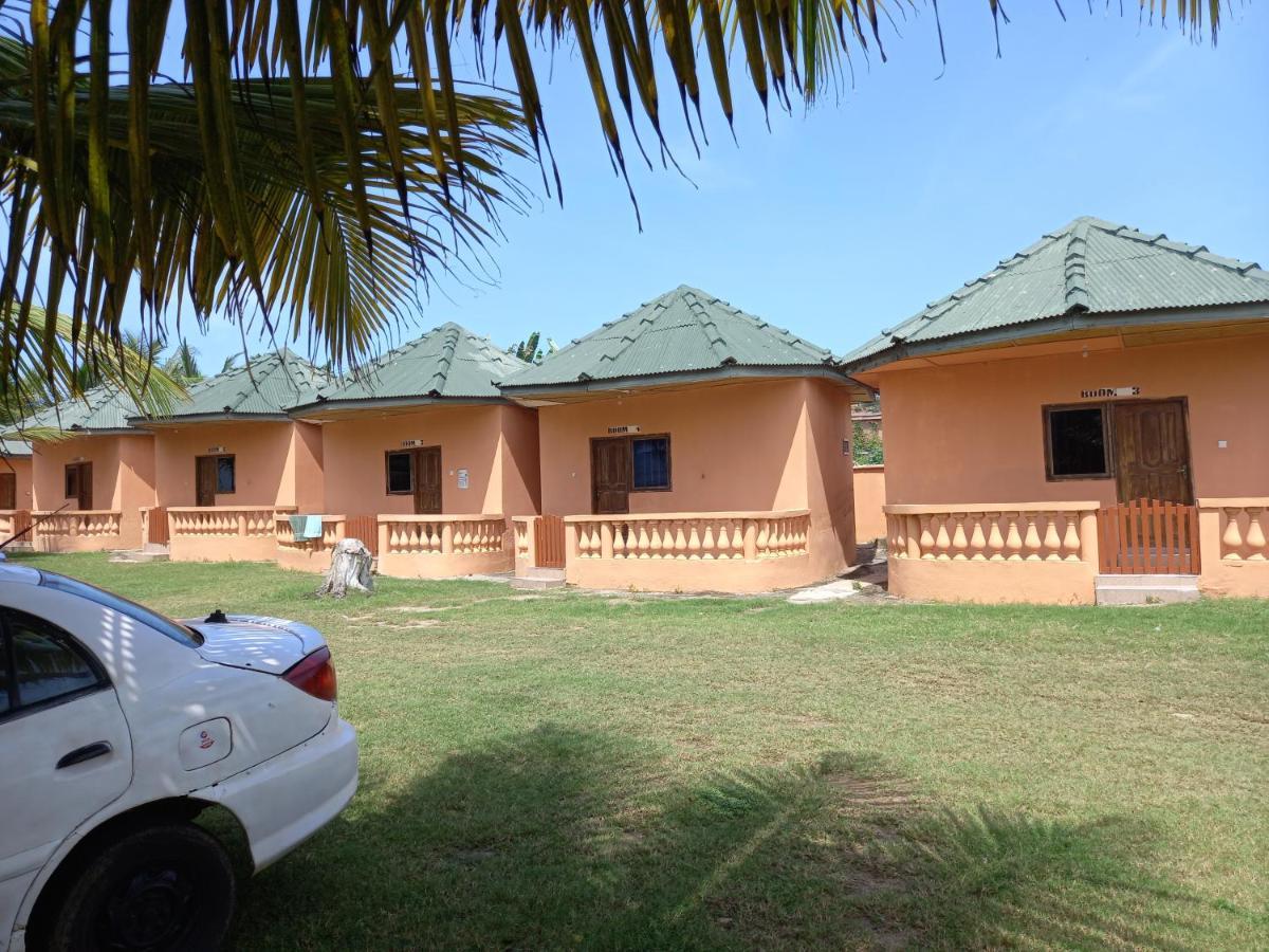 Comfort Beach Resort Biriwa Bagian luar foto