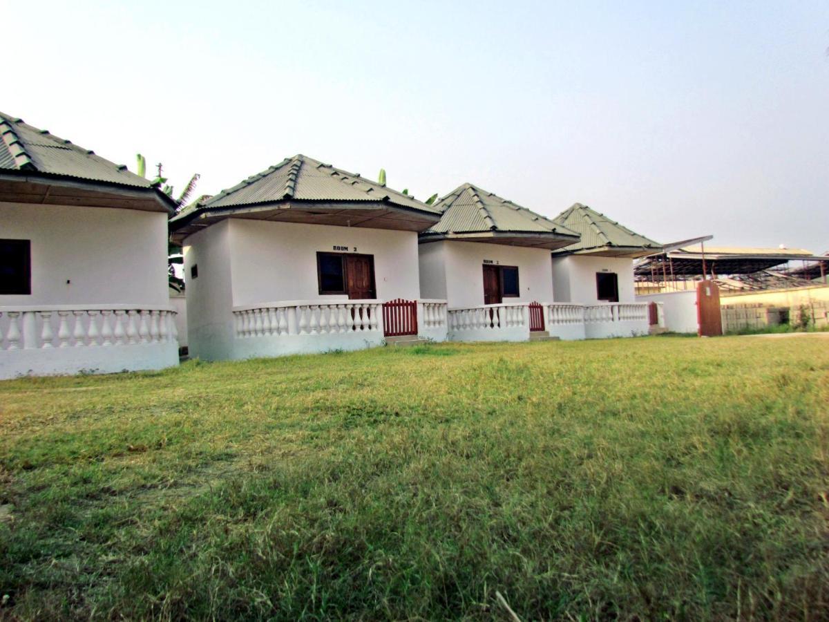 Comfort Beach Resort Biriwa Bagian luar foto